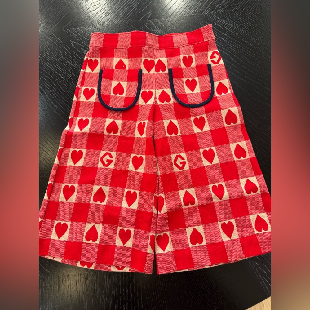 GUCCI Logo Size 4 Girls Wide leg elastic waist red culotte pants like new 4T
